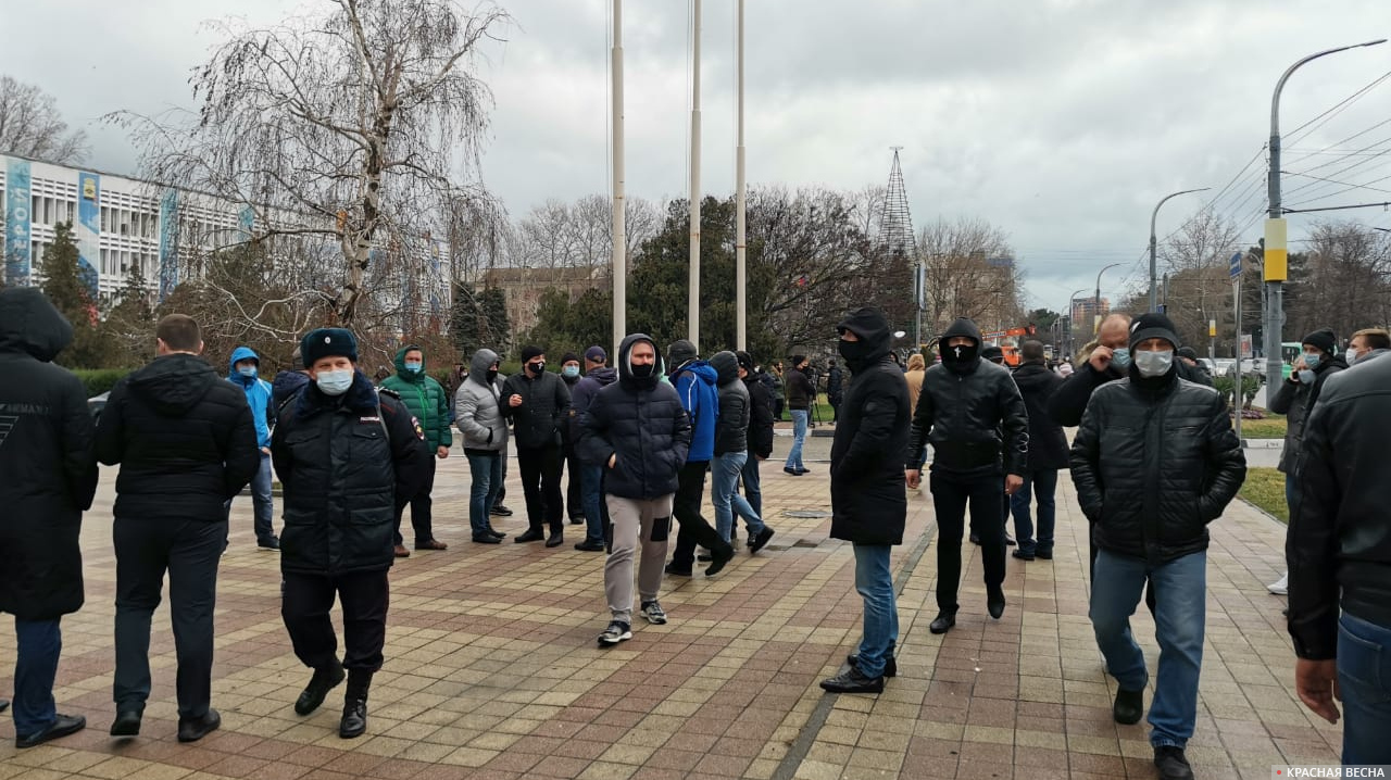 Протестующие возле здания администрации Новороссийска 