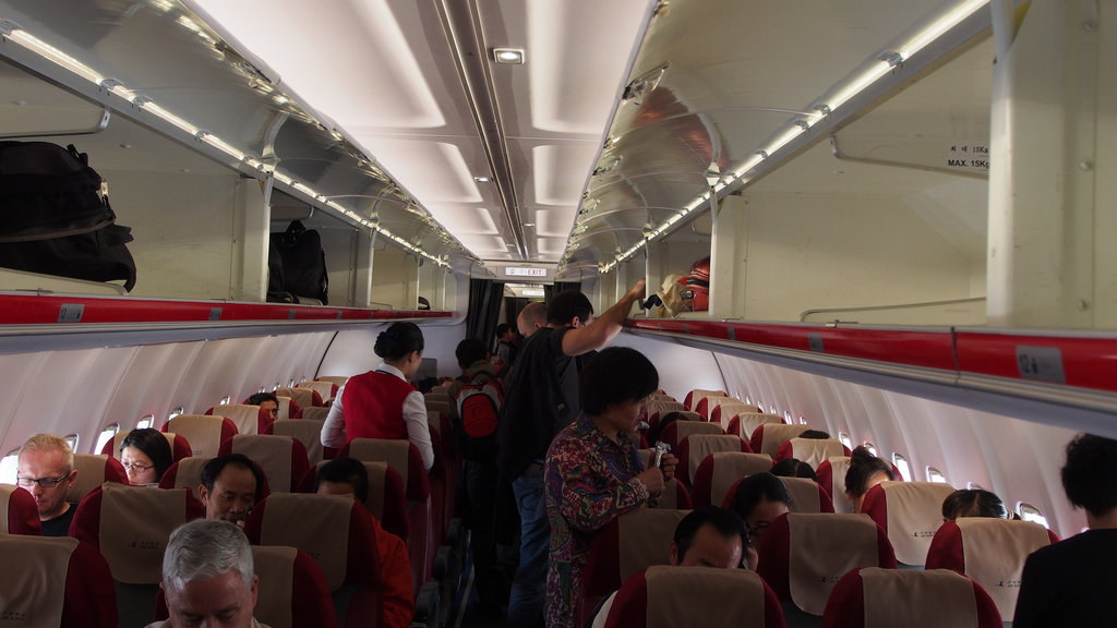 Пассажиры в салоне Ту-204-100 авиакомпании Air Koryo
