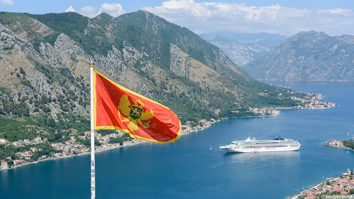 Флаг Черногории над Которским заливом. Котор. Черногория