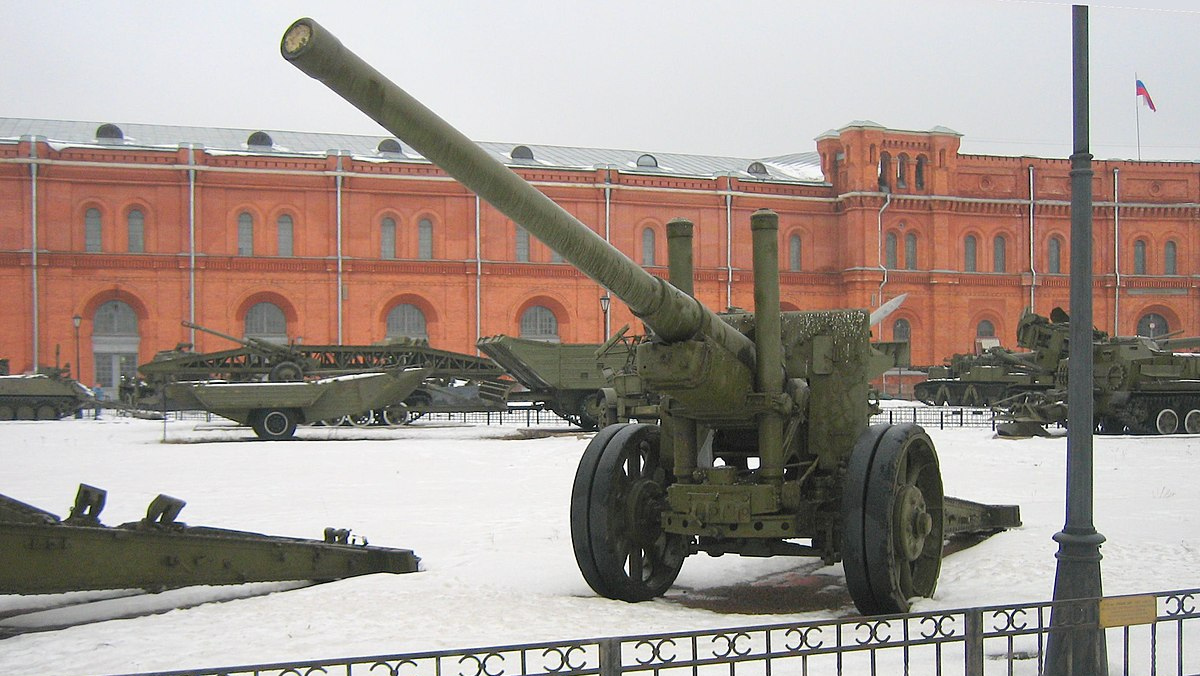 Советская 122-мм пушка марки 1931 года, выставленная в Санкт-Петербургском Артиллерийском музее
