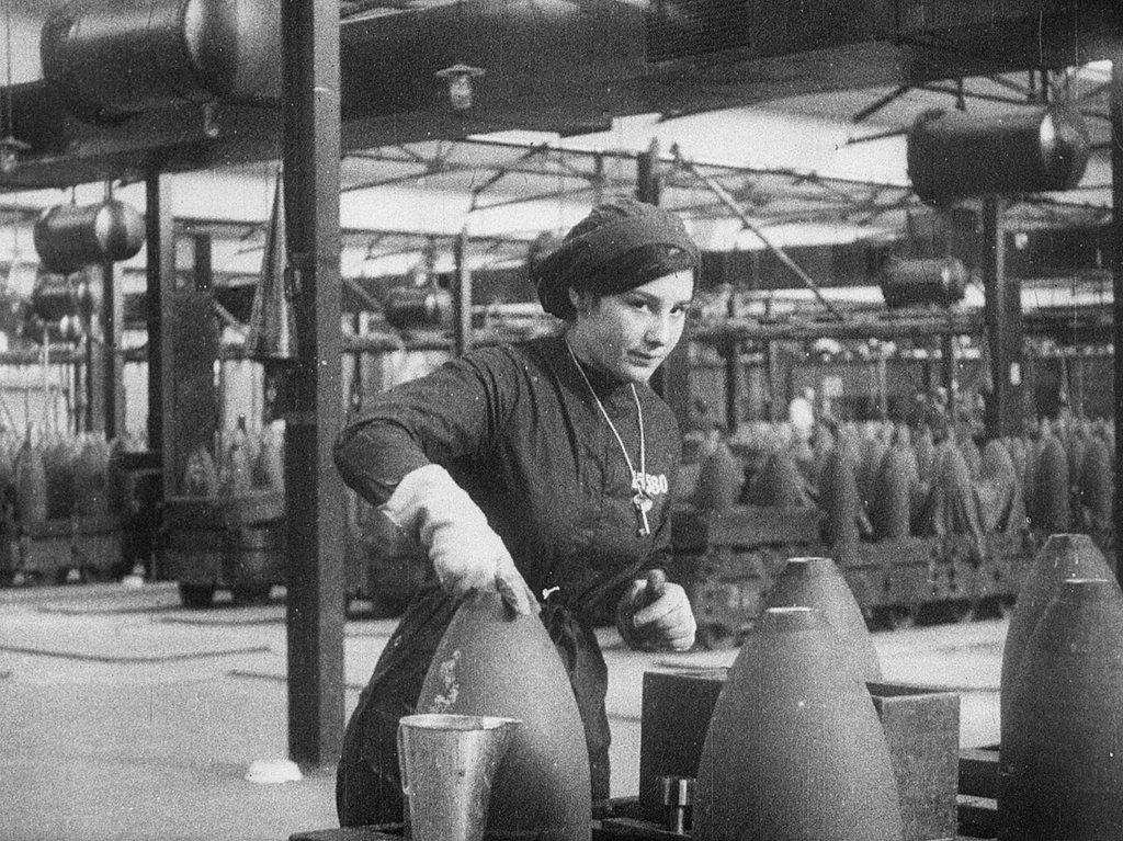 Кадр из фильма «День из жизни рабочего военного завода». Великобритания. 1917 г.