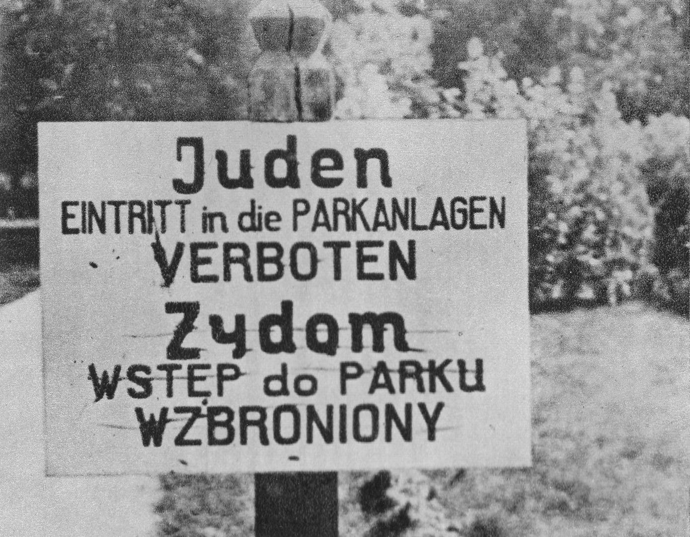 Краков. Табличка в парке, запрещающая въезд евреям