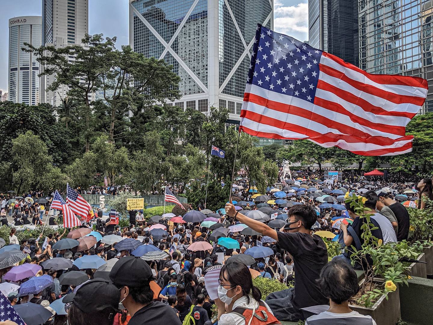 Протесты в Гонконге с американским флагом