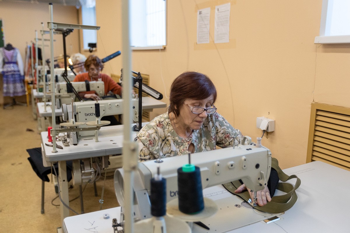 На площадке одной из лабораторий ПсковГУ добровольцы шьют тактические носилки для военнослужащих