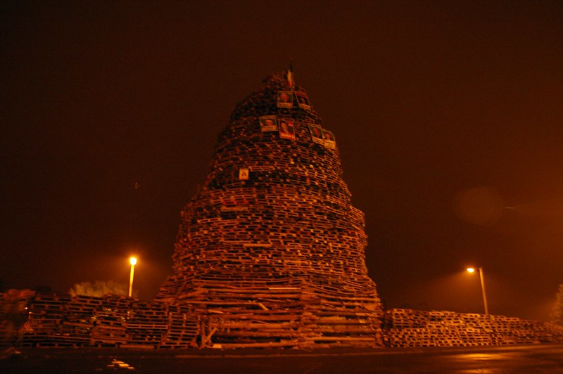 Башня для костра с плакатами Sinn Fein в лоялистком квартале Белфаста накануне марша Ордена оранжистов. Северная Ирландия 