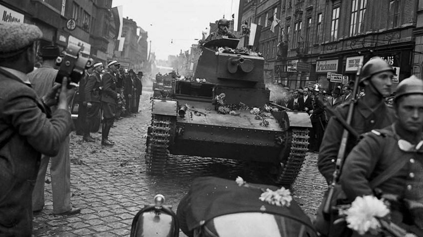 Польские танки входят в город Тешин. Чехословакия, октябрь 1938