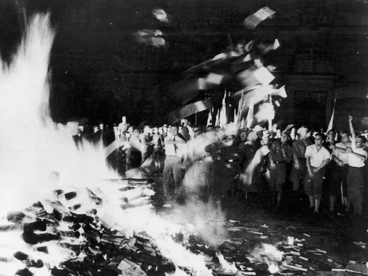 Нацисты и студенты жгут «антинемецкую» литературу в Берлине в 1933 году