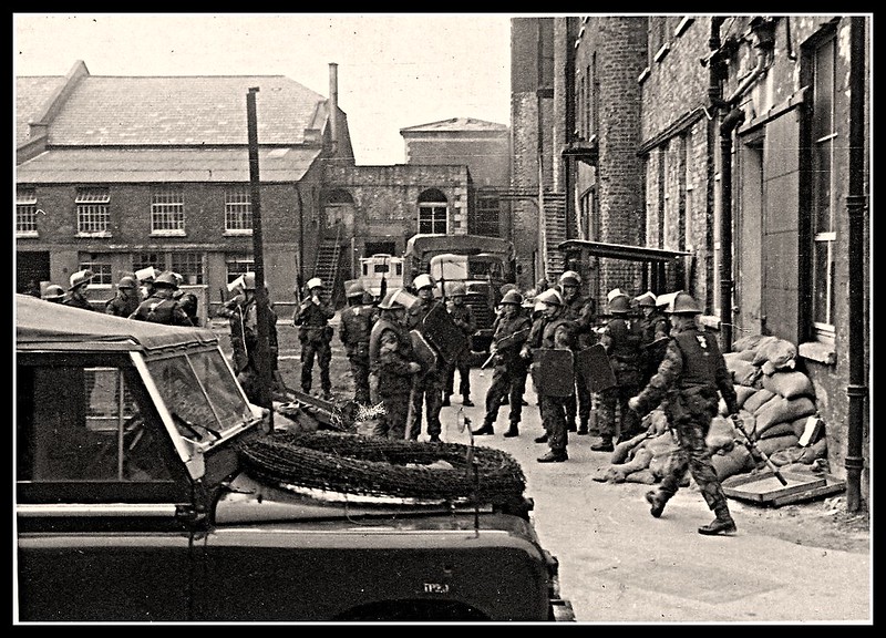 Британские гвардейцы в Белфасте во времена Конфликта. Северная Ирландия. 1970 год 