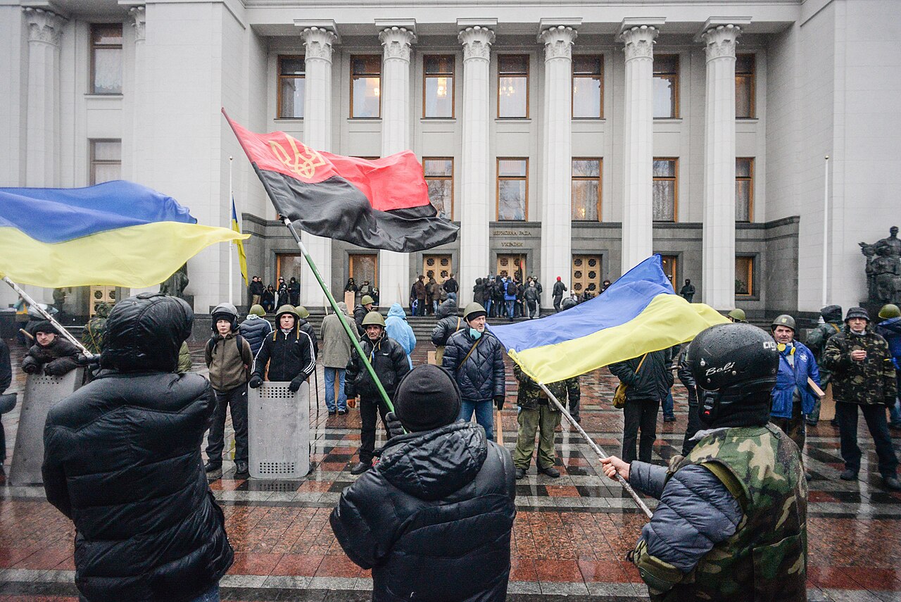 Участники Майдана возле здания Верховной Рады. 22 февраля 2014 года