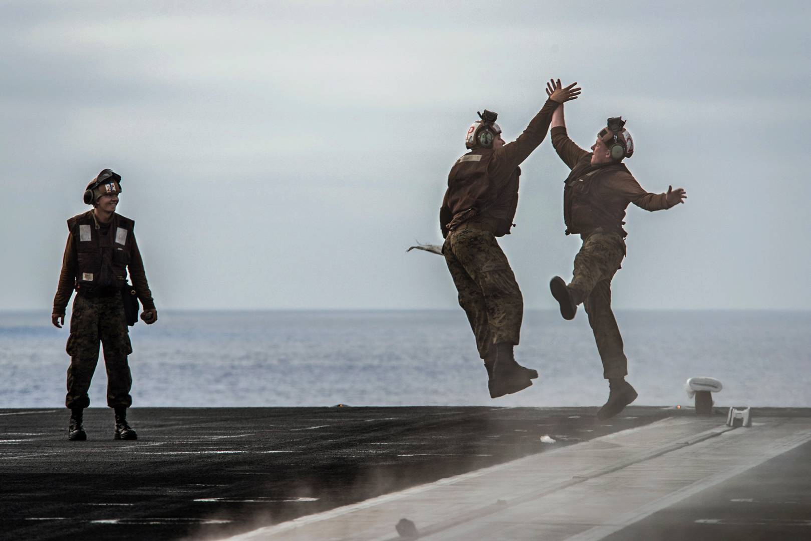 Морские пехотинцы США демонстрируют хорошее настроение на летной палубе авианосца Theodore Roosevelt