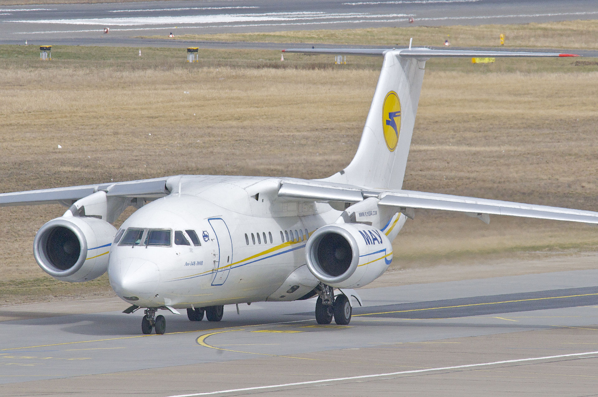Ближнемагистральный пассажирский самолет Ан-148-100B