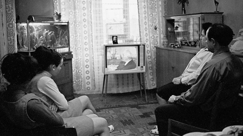 Советская семья за просмотром телевизора
