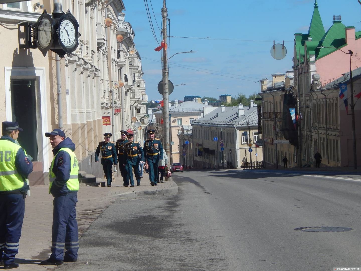 Военные идут с парада. ул. Большая Советская. 9 мая 2024 года. Смоленск.