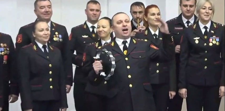 Молдавская полиция колядует на заседании правительства