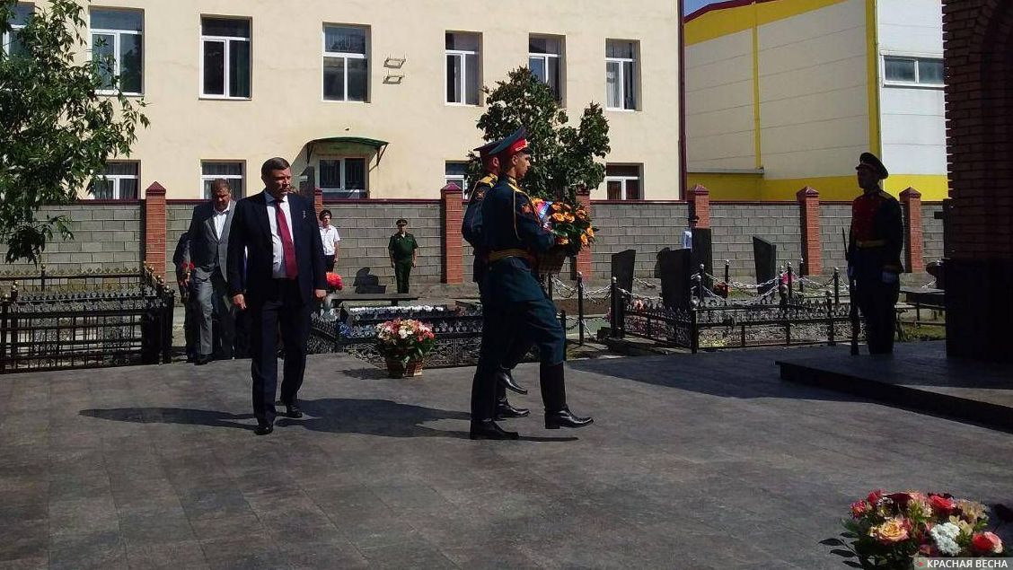 Глава ДНР Александр Захарченко возлагает цветы защитникам Цхинвала