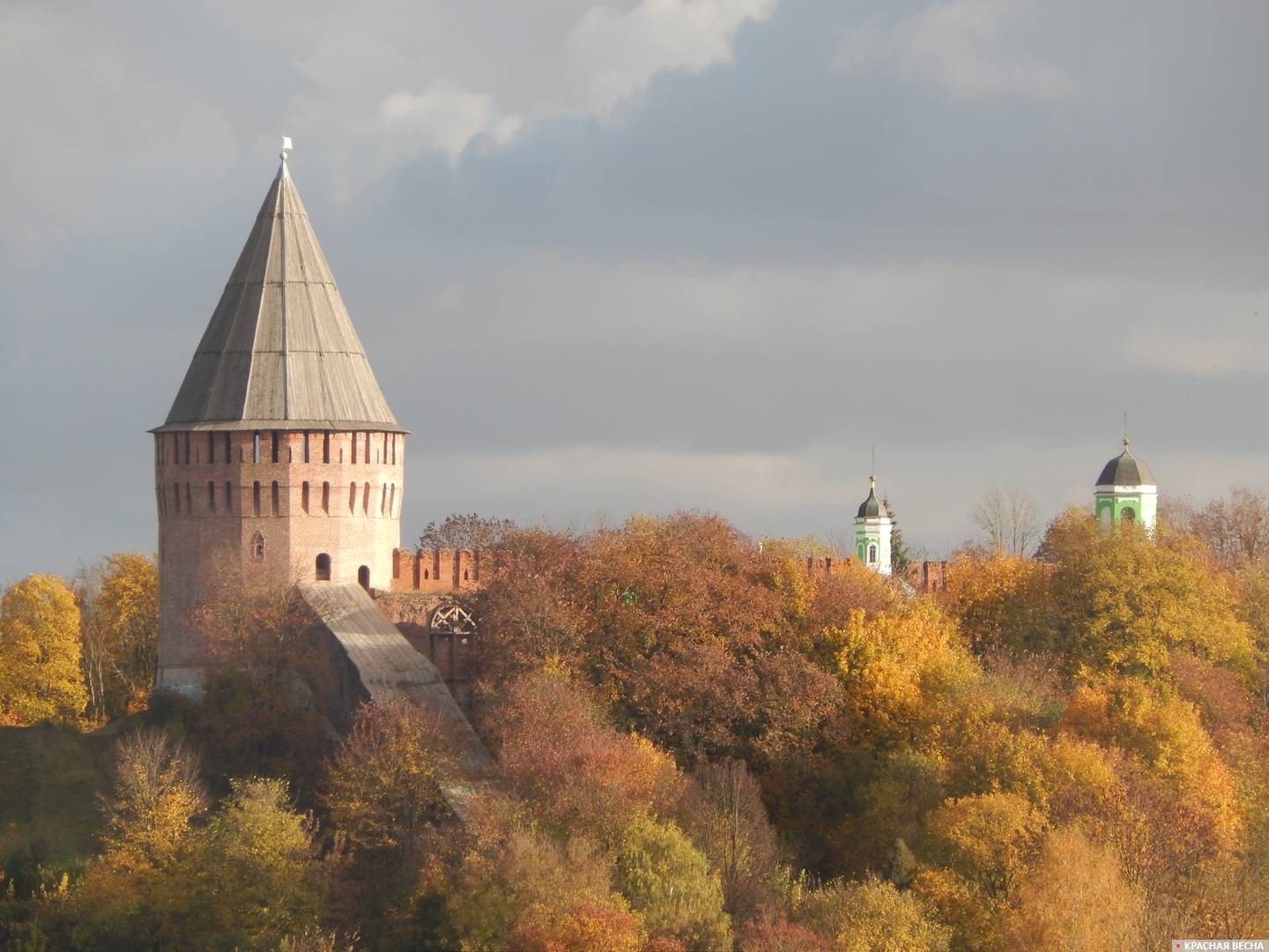Вид на Башню Веселуху из Заднепровского района города. Смоленская крепостная стена осенью