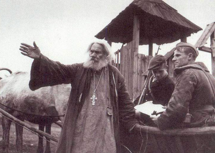Священник Русской православной церкви и солдаты РККА