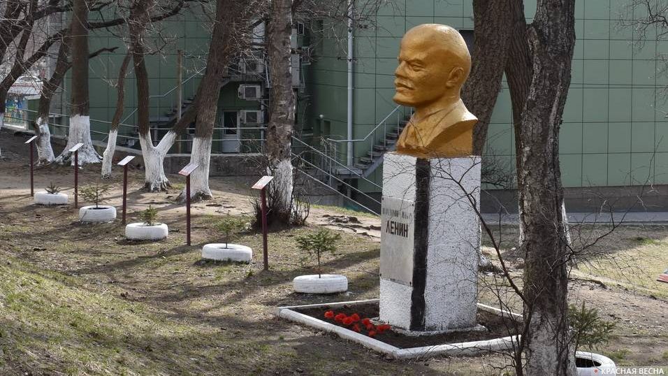 Бюст Ленина на улице Русской. Владивосток