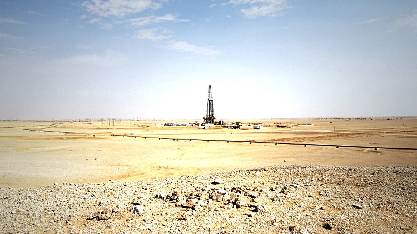 Нефтяная вышка в пустыне