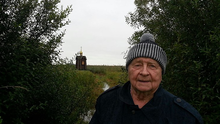 А. Н. Кирпичников на фоне часовни Святому Трифону
