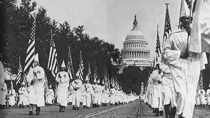 Марш членов ультраправой организации Ку-Клукс-Клан. 1926 год