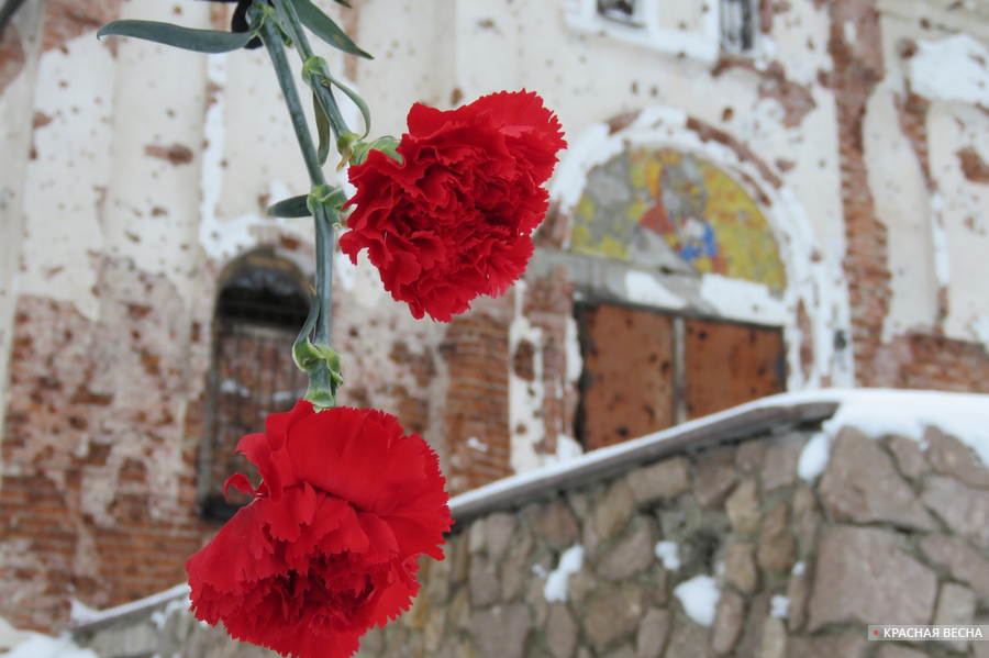 Цветы на фоне разрушенного храма. Донецк. ДНР. 2017. [© ИА Красная Весна]