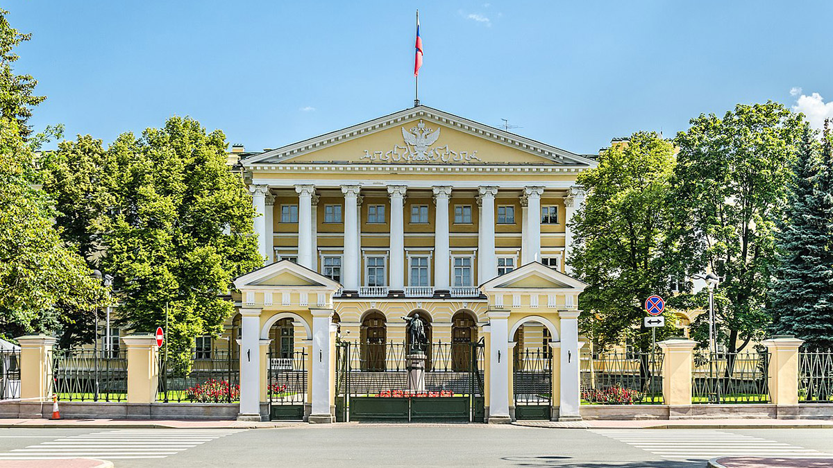 Вход в Смольный (здание бывшего Смольного института, в котором располагается правительство Санкт-Петербурга)