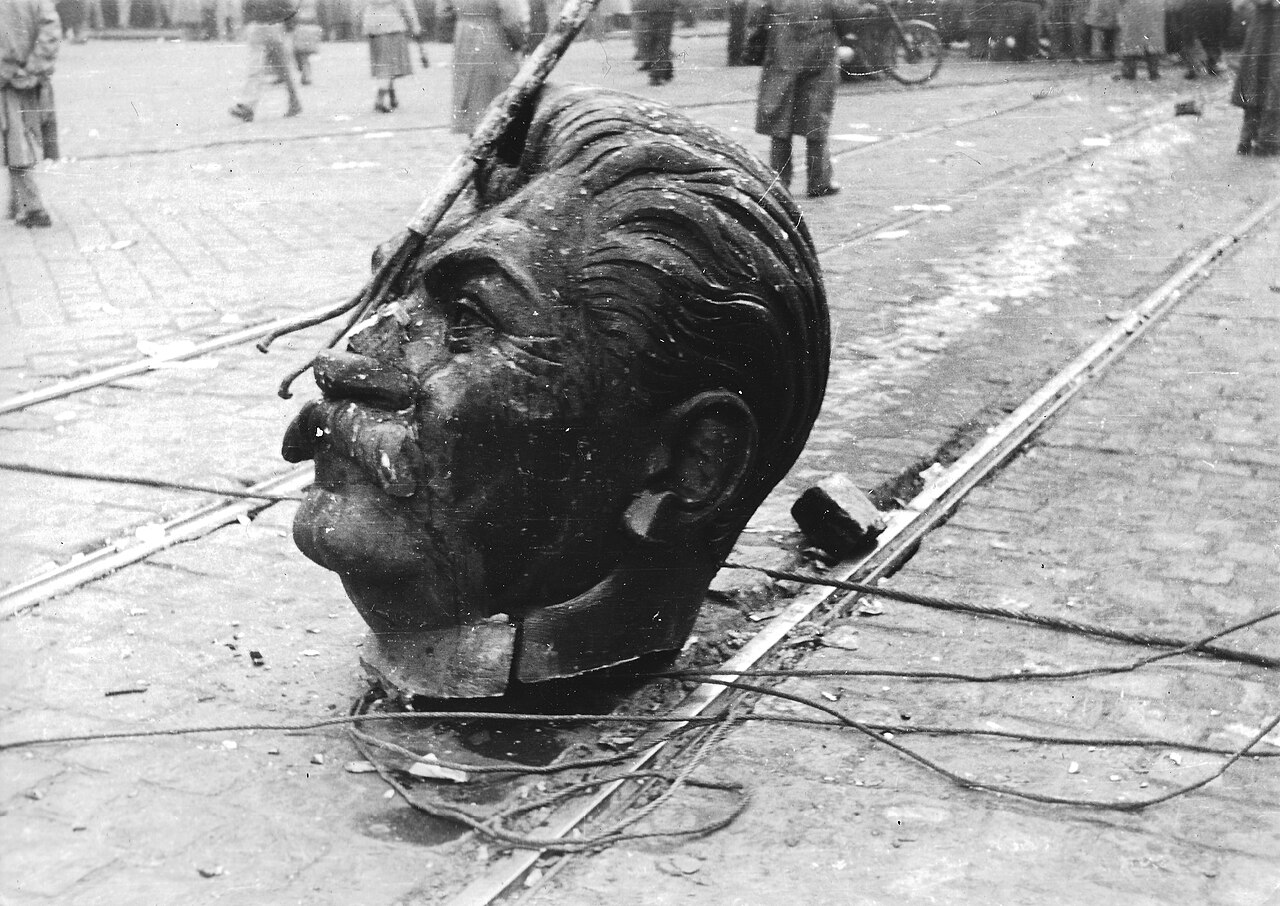 Голова разрушенной статуи Сталина. Венгерское восстание 1956 года