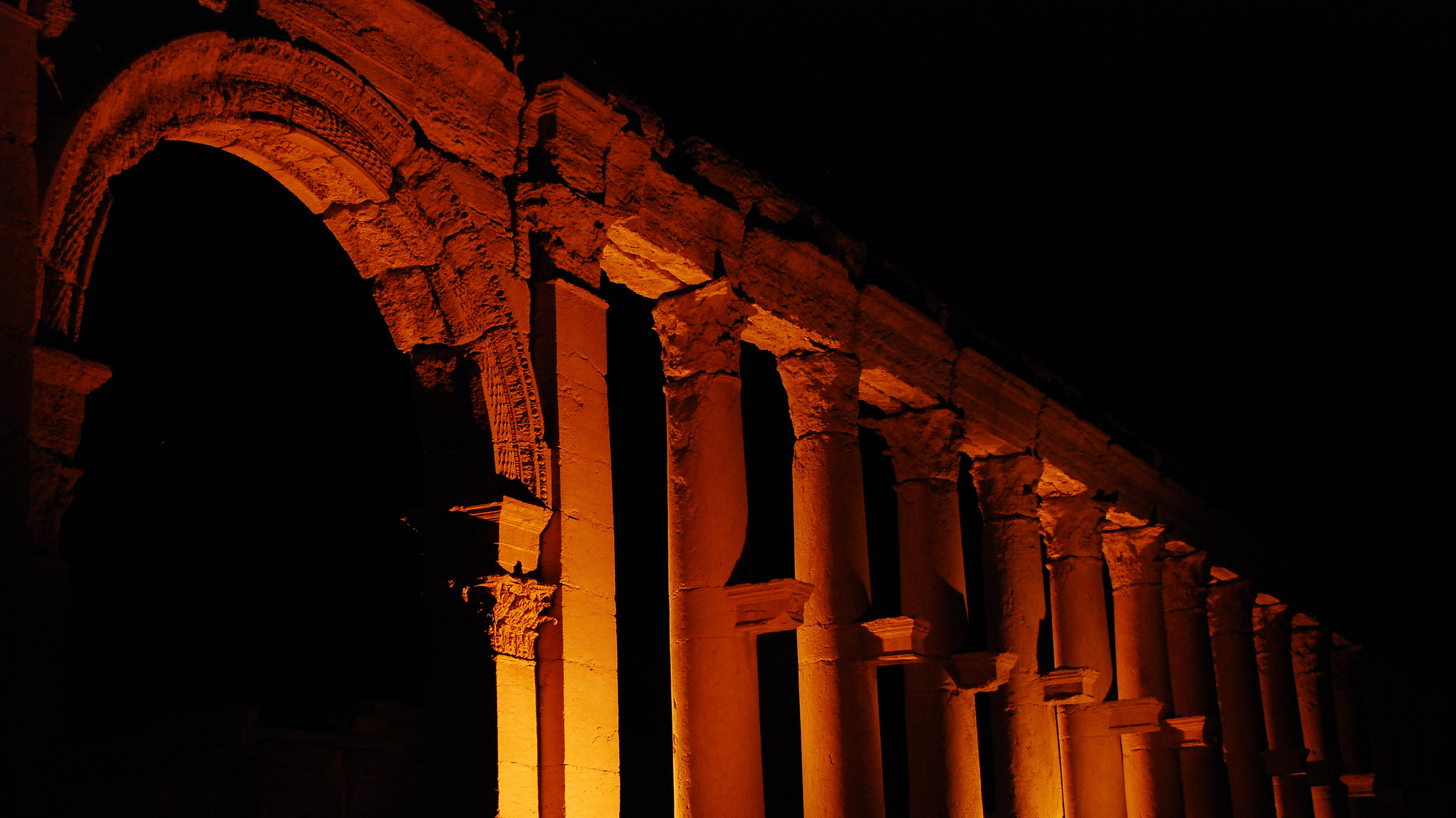Архитектурный комплекс Пальмиры ночью