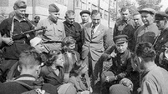 Начальник Центрального ШПД П. К. Пономаренко с белорусскими партизанами. Москва, 17 сентября 1942 г.