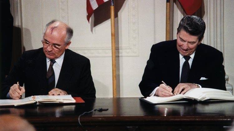 Михаил Горбачев и Рональд Рейган подписывают договор. 1987