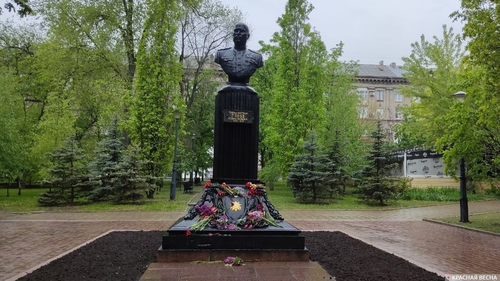 Донецк, 9 мая 2023 года. Цветы у памятника Гурову на ул. Артема