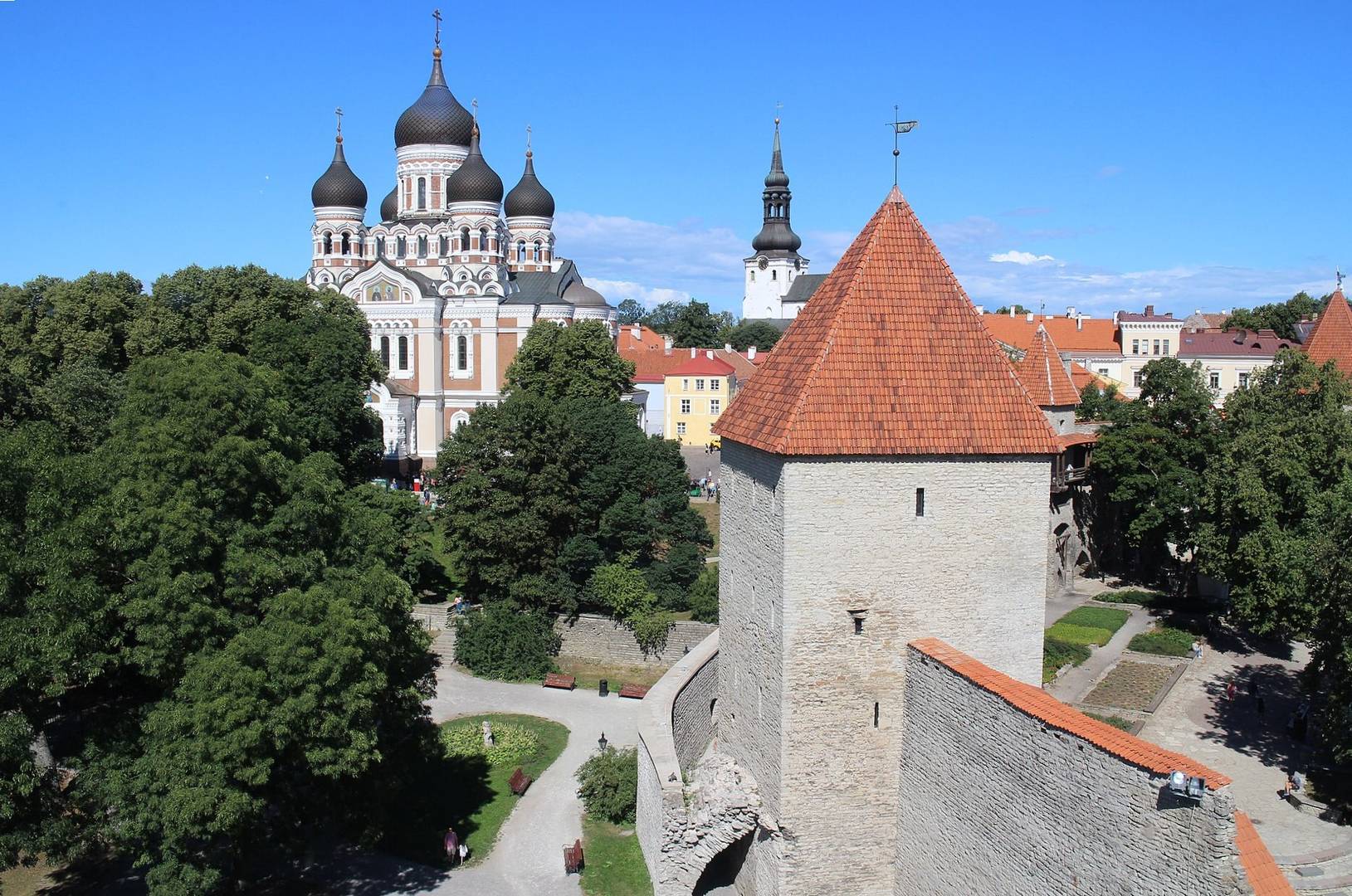 Вид с крепостной стены Старого города на собор Александра Невского. Таллин, Эстония