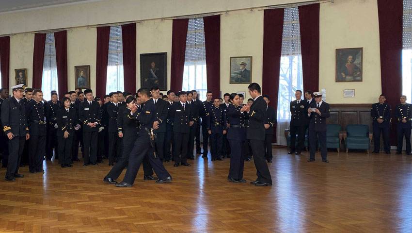 Аргентинские морские офицеры танцуют с японскими женщинами-гардемаринами