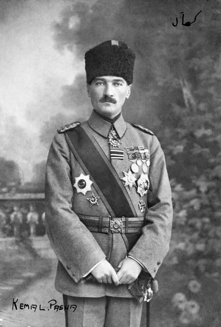 Кемаль-паша (Ататюрк) с Галлиполийской звездой и Балканской медалью. Около 1918