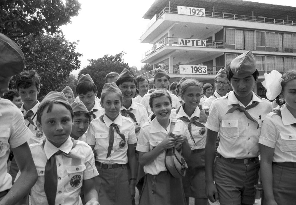 Дети в пионерском лагере Артек 1983 принимают гостью из США Саманту Смит.