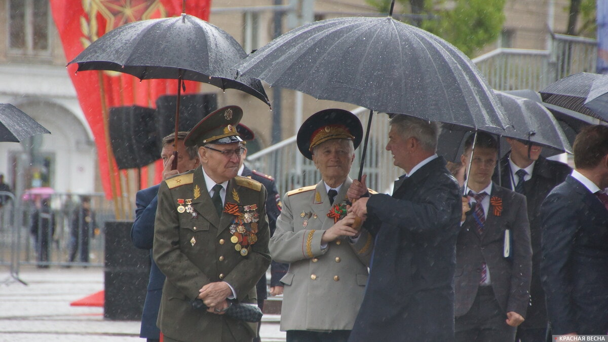 Военные и губернатор Воронежской области Александр Гусев на площади Ленина. 9 мая 2022 года