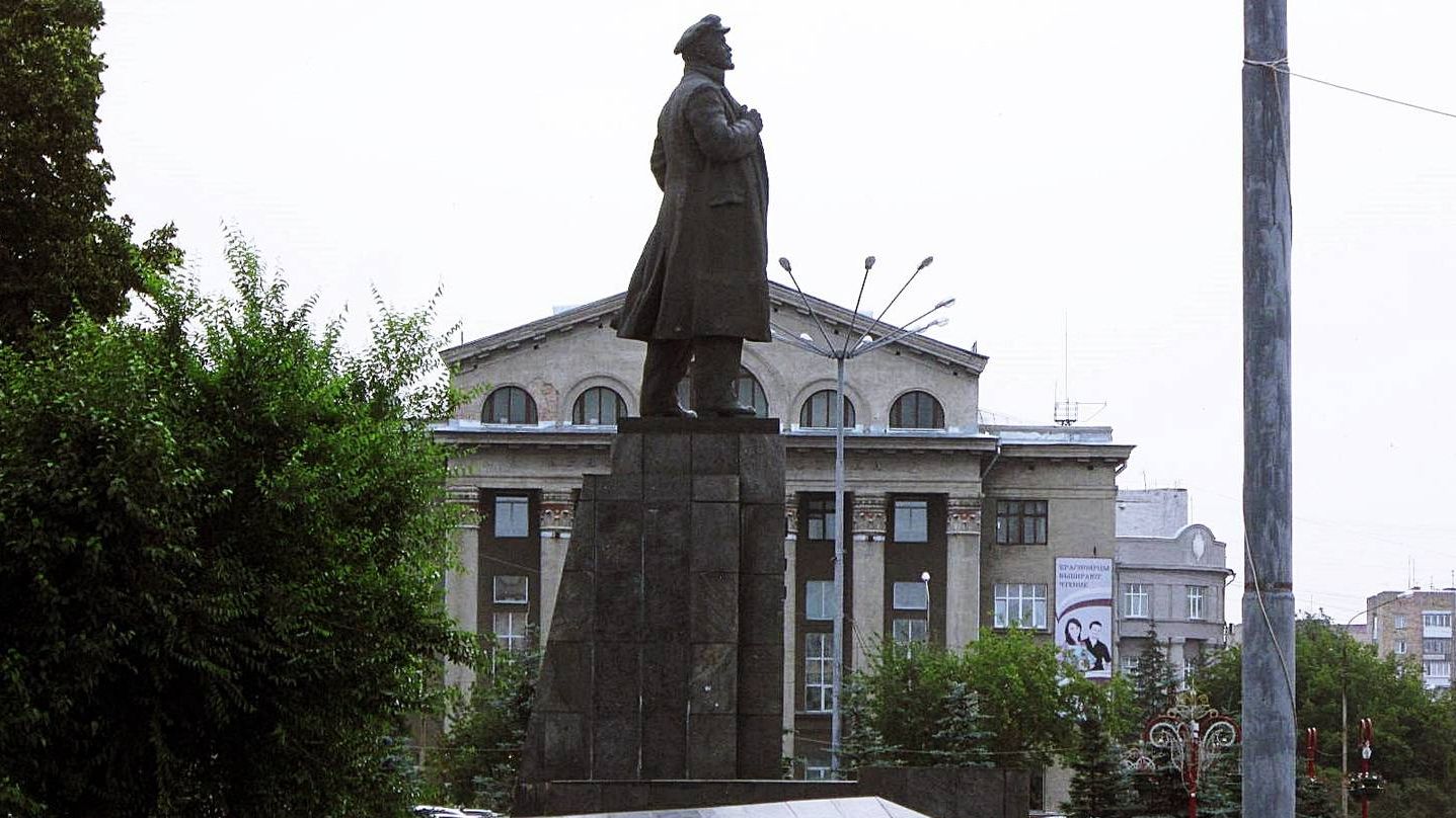 Памятник В. И. Ленину на пл. Революции в Красноярске
