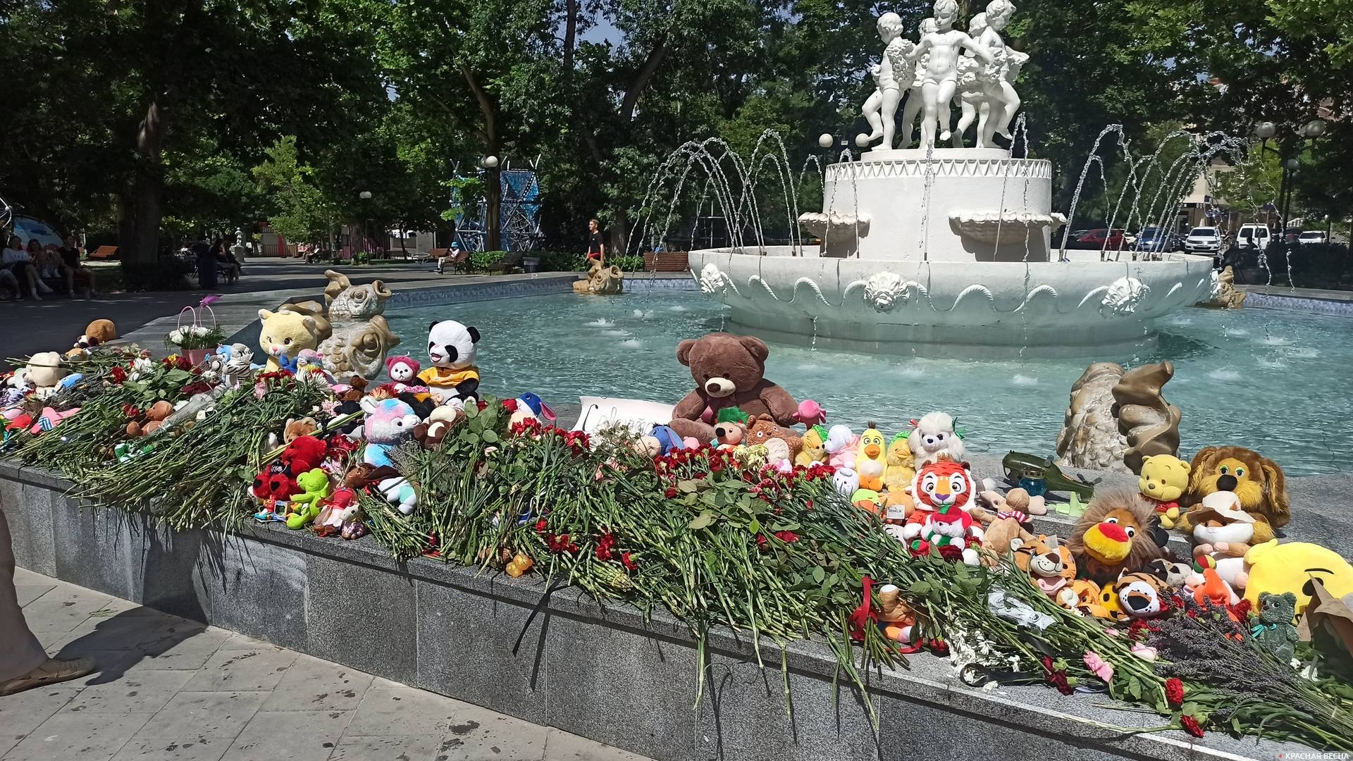 Мемориал погибшим при атаке ВСУ у фонтана в Комсомольском парке. Севастополь, 2024