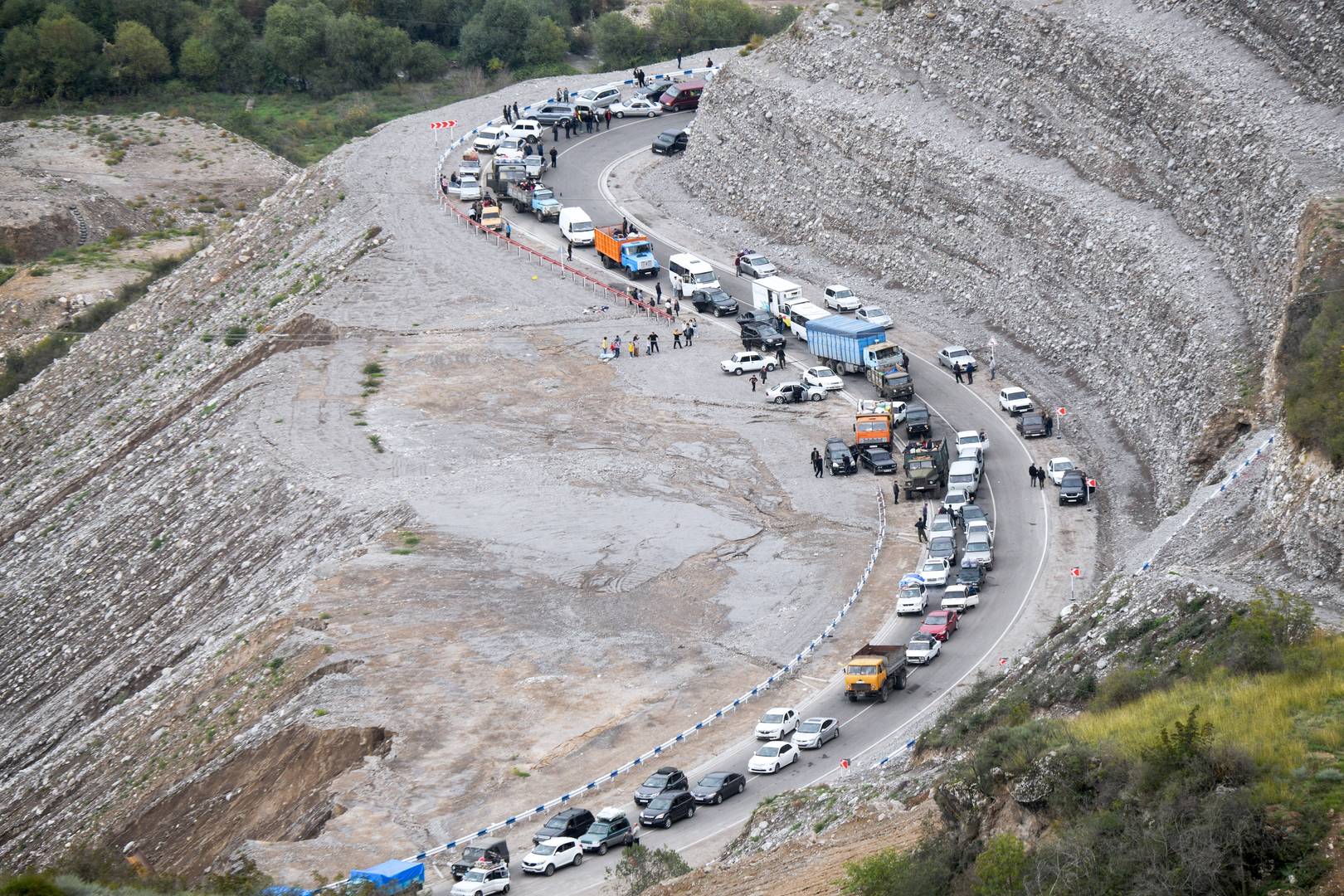 Автомобильная пробка на выезде на границе из Нагорного Карабаха