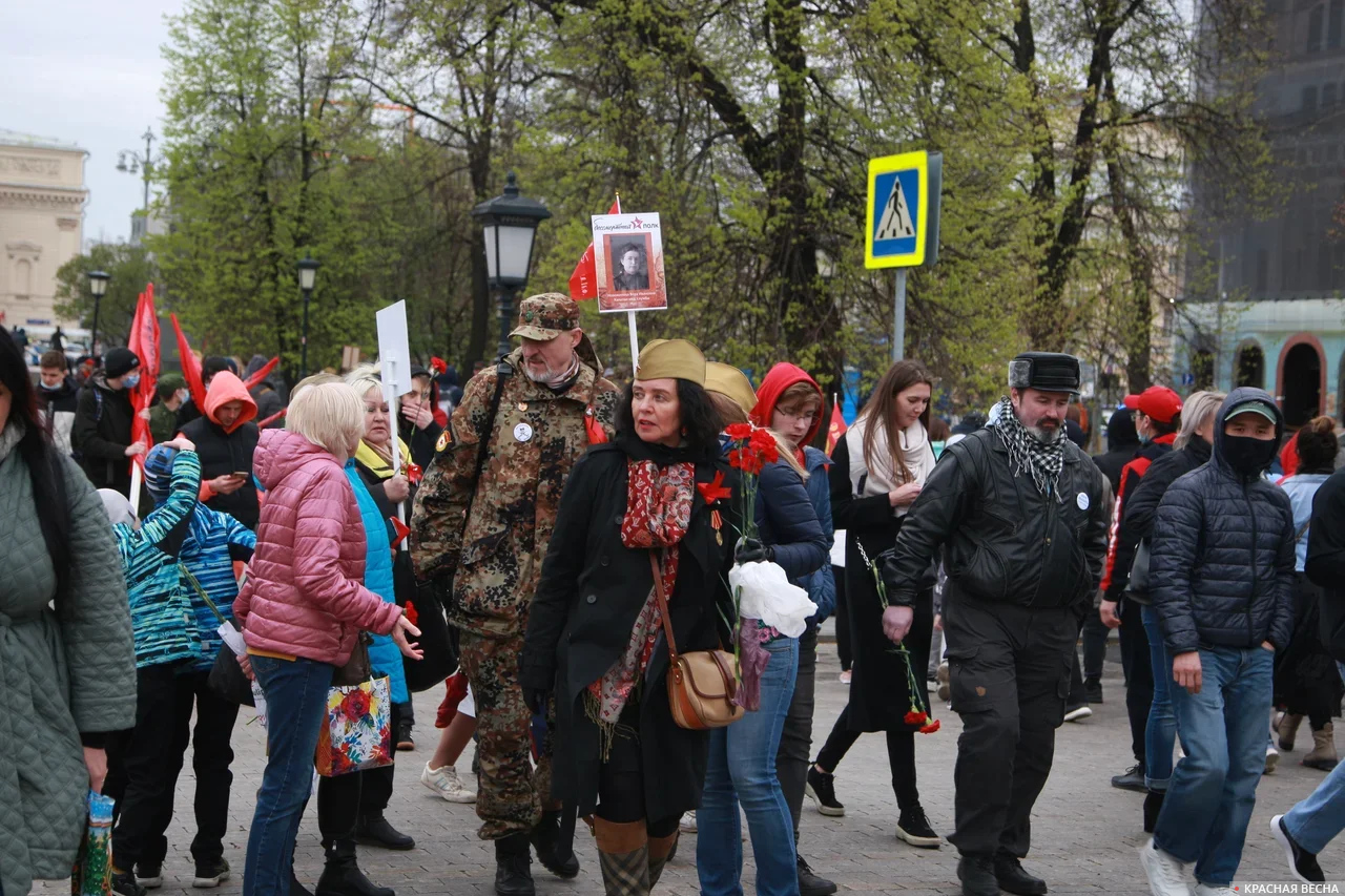 Люди в центре Москвы на 9 мая