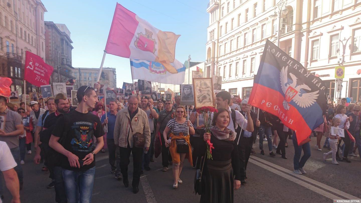 Колонна из Одессы и ДНР в Москве, скандирующая «Одесса — русский город!»