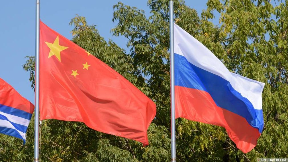 Флаги России и Китая во время учений «Морское взаимодействие-2017», Владивосток, Россия.