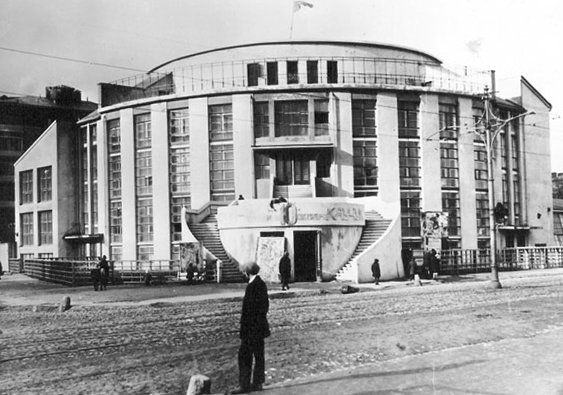 Константин Мельников перед спроектированным им зданием клуба «Каучук». 1920-е годы