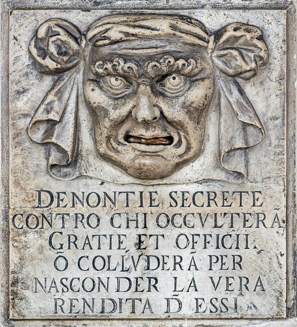 «Львиная пасть» — почтовый ящик для анонимных доносов во Дворце дожей. Венеция, Италия.
