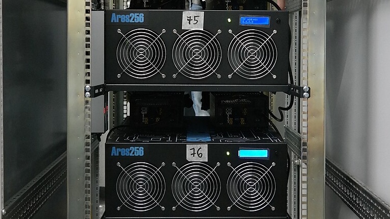 Стойка с блоками майнинга