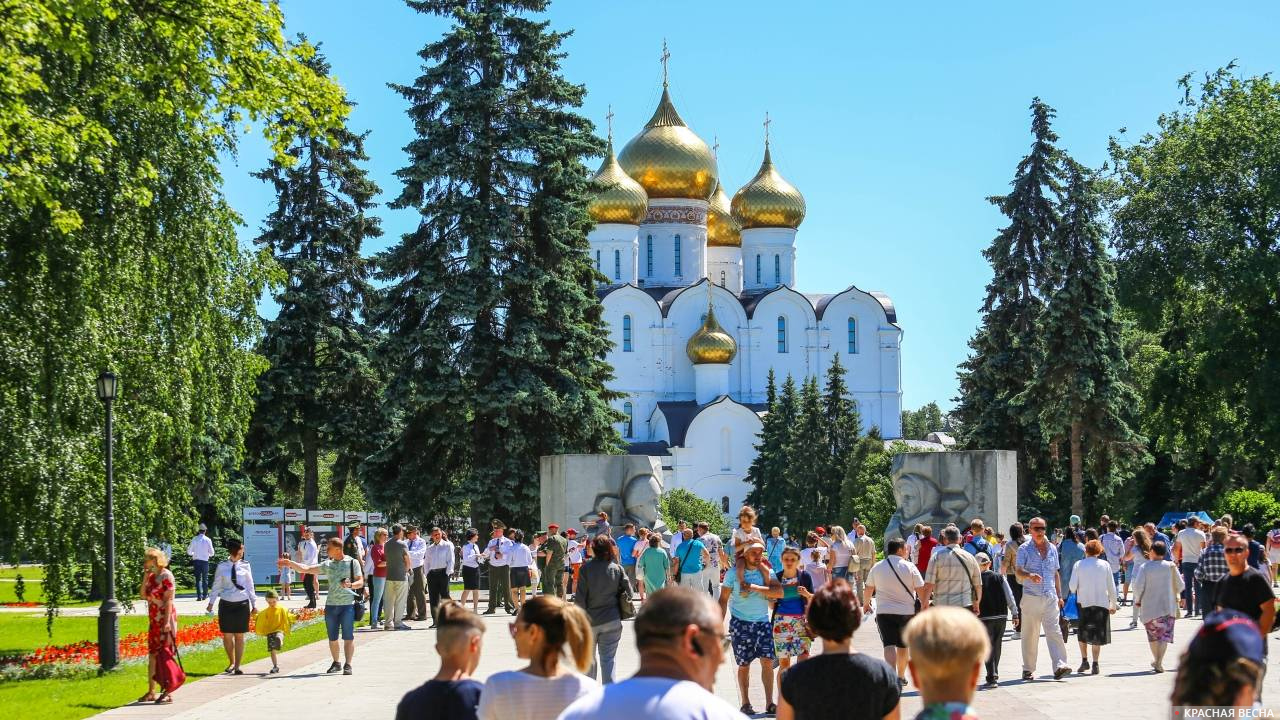 24 июня в Ярославле у памятника-монумента в честь боевой и трудовой славы ярославцев и Вечного огня было людно