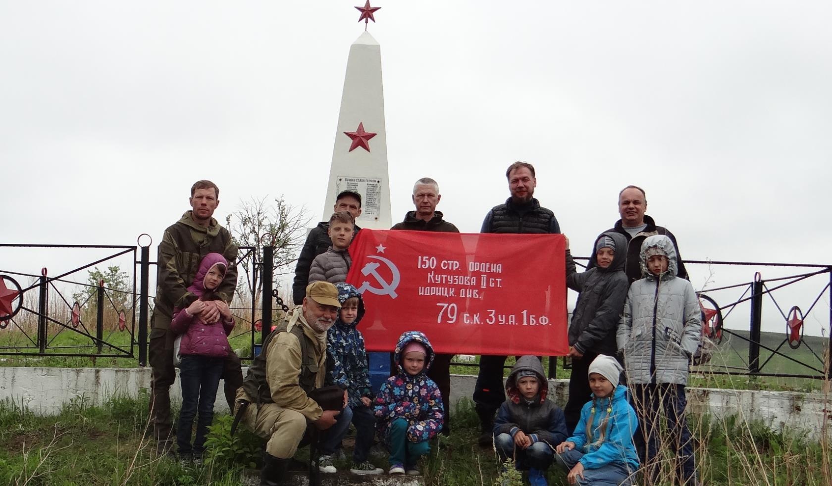 Участники КВПК «Держава» у памятника советским воинам