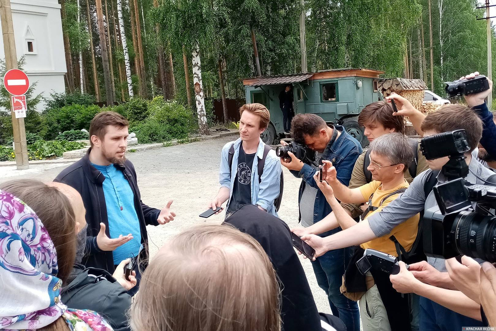 Представитель Сергия беседует с журналистами