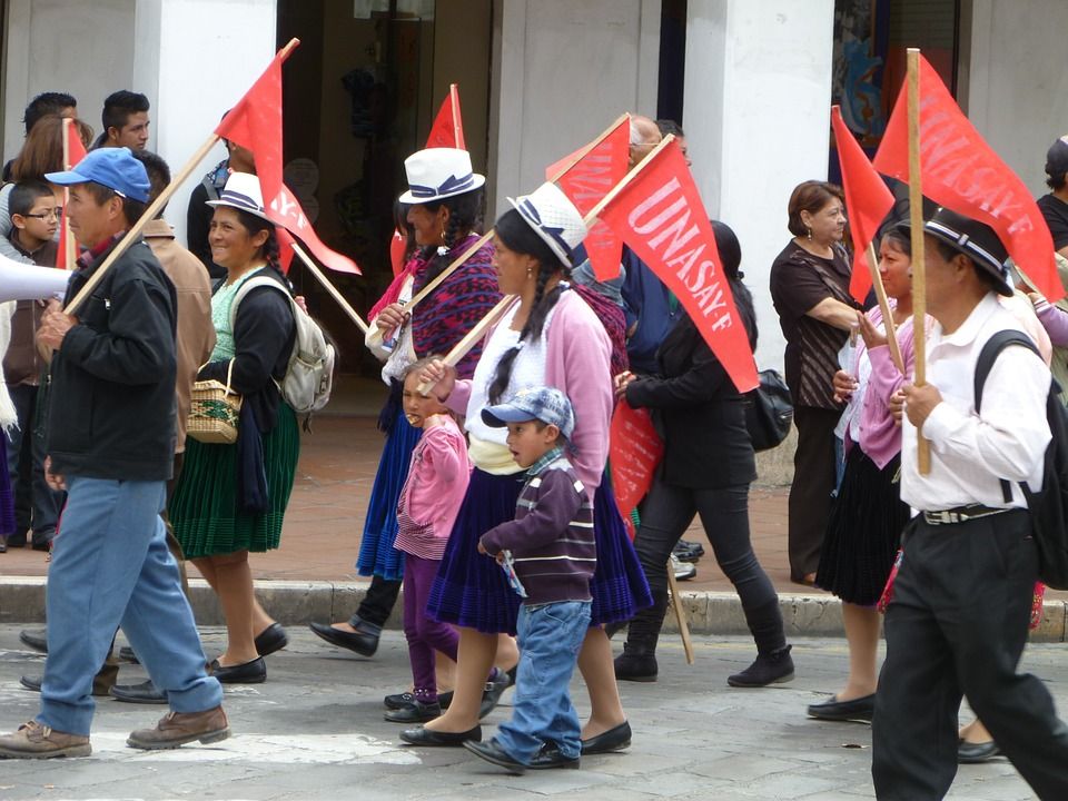 Эквадор. Уличное шествие